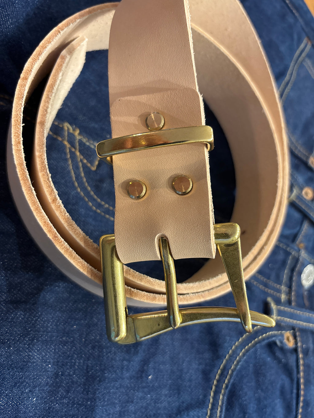 Natural Veg-tanned leather belt with Fireman-style quick release solid brass buckle