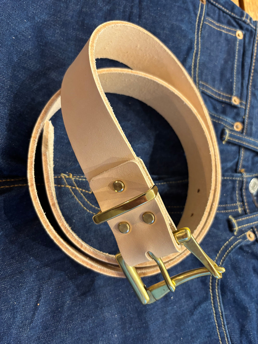 Natural Veg-tanned leather belt with Fireman-style quick release solid brass buckle